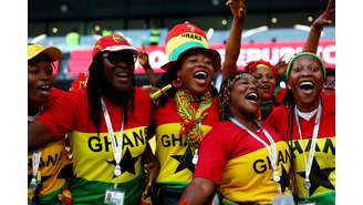 Torcedores de Gana dentro de estádio
