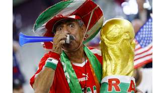 Torcedor do Irã leva buzina para dentro de campo