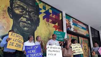 Manifestantes em frente à Fundação Cultural Palmares em Brasília.