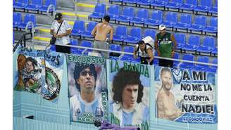 Torcida argentina leva faixas para estádio 
