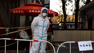 Na China, ainda é comum ver pessoas na rua vestidas com trajes de proteção, cujo uso foi popularizado durante a pandemia