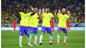 Neymar comemora o gol junto de Vinicius Junior, Raphinha e Lucas Paqueta
