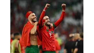 Hakim Ziyech e Romain Saiss celebram vitória do Marrocos diante da Espanha