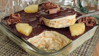 Guia da Cozinha - Dose perfeita de cítrico e doce: pavê de abacaxi com cobertura de chocolate