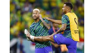 Neymar e Danilo em aquecimento antes do jogo contra a Croácia 