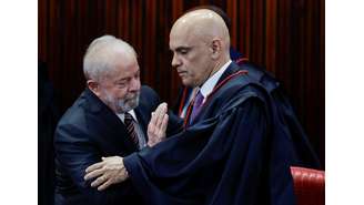 Presidente eleito Luiz Inácio Lula da Silva (PT) abraça Alexandre de Moraes, presidente do TSE, durante cerimônia de diplomação