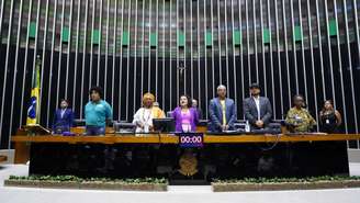Imagem mostra mesa do plenário da Câmara composta apenas por pessoas negras em sessão que homenageou o Dia da Consciência Negra.