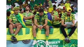 Torcedores lamentam derrota do Brasil na Copa do Mundo