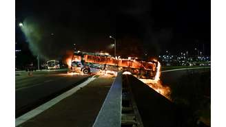 Ônibus é incendiado e quase derrubado de viaduto em Brasília 