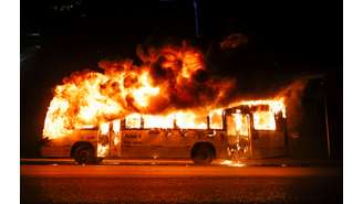 Ônibus é incendiado em noite de atos violentos na capital federal 