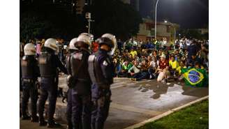 Policiais e militantes bolsonaristas em Brasília 