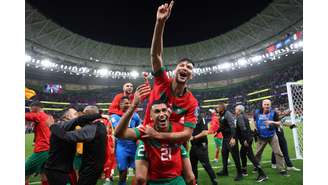 Jogadores da seleção de Marrocos comemoram classificação para as semifinais da Copa do Mundo do Catar após vitória sobre Portugal 