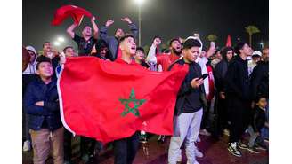 Torcedores em Trípoli, na Líbia, assistem partida entre Marrocos e Portugal pelas quartas de final da Copa do Mundo do Catar 