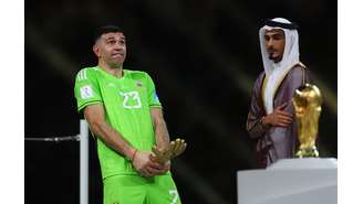 Emiliano Martínez, goleiro da seleção argentina, comemora ao receber o "Luva de Ouro", prêmio de melhor goleiro da Copa do Catar, concedido pela Fifa. 