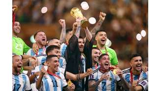 Messi levanta a taça para a Argentina 