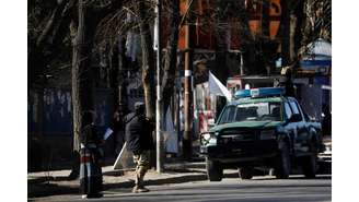 Integrante do Taliban em frente ao portão de entrada da Universidade de Cabul, no Afeganistão