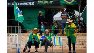 À espera de golpe contra Lula, acampamento bolsonarista em Brasília se mantém e incomoda transição