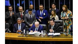 O presidente Luiz Inácio Lula da Silva (PT) assina documentos que oficializam sua posse no Congresso Nacional, neste domingo, 1º de janeiro