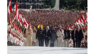Presidente Luiz Inácio Lula da Silva (PT) sobe rampa do Palácio do Planalto, em Brasília, junto com grupo formado por integrantes da sociedade civil, além da primeira-dama, Janja, e da cadela Resistência, neste domingo, 1º