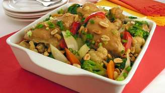 Guia da Cozinha - Prepare frango xadrez de coxa e sobrecoxa para variar a receita chinesa