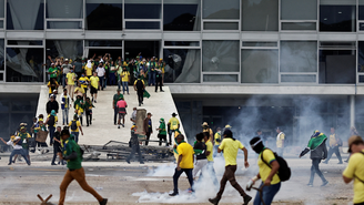 Bolsonaristas invadem Palácio do Planalto