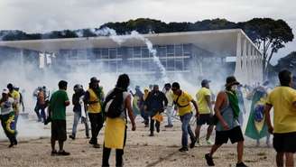 Bolsonaristas que invadiram o Congresso, Supremo e Planalto defendiam a intervenção militar