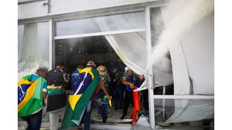Radicais bolsonaristas invadiram prédios dos Três Poderes em Brasília 