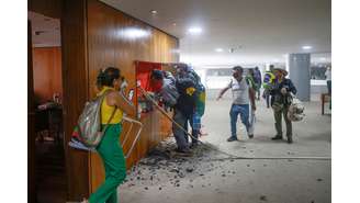 Bolsonaristas atacam Palácio do Planalto, em Brasília 