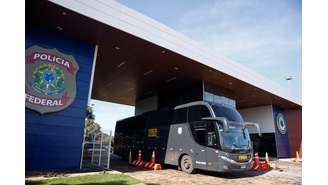 Ônibus deixa instalação da PF em Brasília 