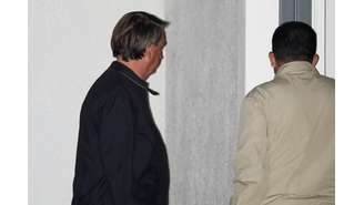 Ex-presidente Jair Bolsonaro entra em residência em Kissimmee, na Flórida, após deixar hospital 