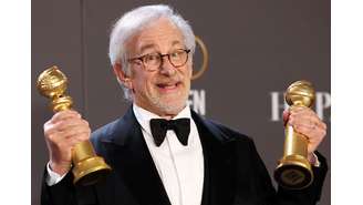 Steven Spielberg posa com seus prêmios - 10/01/2023