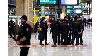 Policiais em estação de trem após ataque a faca em Paris 