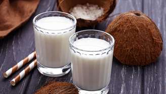 Coco, farinha de coco e leite de coco – Foto: Shutterstock