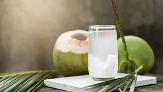 A água de coco está entre os alimentos que reduzem a sensação de cansaço – 