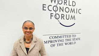 A imagem mostra Marina Silva em frente a um letreiro do Fórum Econômico Mundial.