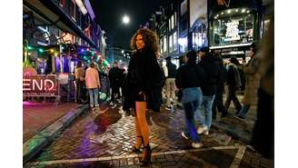 A drag queen Divina é vista perto do espaço "Dress & Dance", em Amsterdã