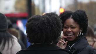 Mulheres nas ruas de Londres conversaram com a BBC sobre a 'rede de sorrisos' entre mulheres negras