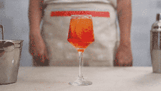 Guia da Cozinha - Aperol Spritz: aprenda o drink da série ‘The White Lotus’