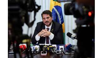 Senador Marcos do Val concede entrevista coletiva em Brasília