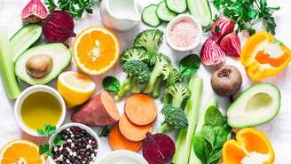 A ingestão de alimentos pró-inflamatórios podem acelerar o envelhecimento da pele -