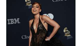 Anitta escolhei visual ousado para festa de gala