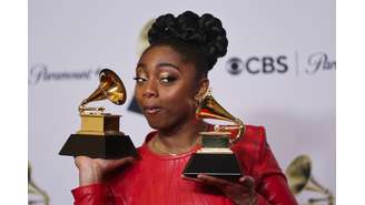 Samara Joy posa com seus prêmios durante o 65º Grammy Awards, em Los Angeles, Califórnia, EUA, 5 de fevereiro de 2023