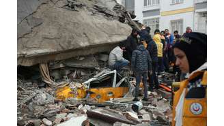 Autoridades correm contra o tempo para tentar achar sobreviventes em cidade turca 