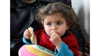 Menina escapou ilesa após prédio desabar na Síria