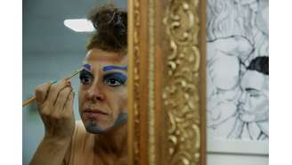 Hinacio King se prepara para participar de concurso de drag king, em São Paulo