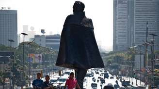 Os venezuelanos têm orgulho de sua história, especialmente de Simón Bolívar, cuja estátua é destaque em Caracas