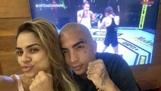 Guimê e Lexa, sua esposa, assistem UFC antes do cantor entrar no BBB 23 - Crédito: Reprodução/Twitter