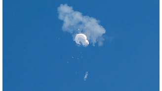 O suposto balão espião chinês flutua para o oceano depois de ser abatido na costa de Surfside Beach, Carolina do Sul, EUA, em 4 de fevereiro de 2023 
