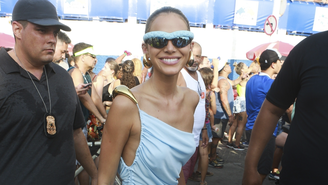 Bruna Marquezine posou para fotógrafos durante passagem pelo trio de Ivete Sangalo em Salvador