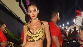 Bruna Marquezine aposta em look em fomato de bananas